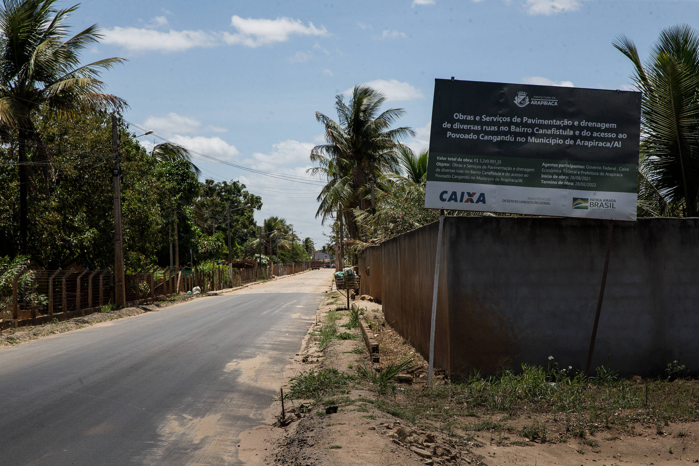 Imagem de uma estrada inacabada no bairro Canafístula, em Arapiraca, Alagoas 