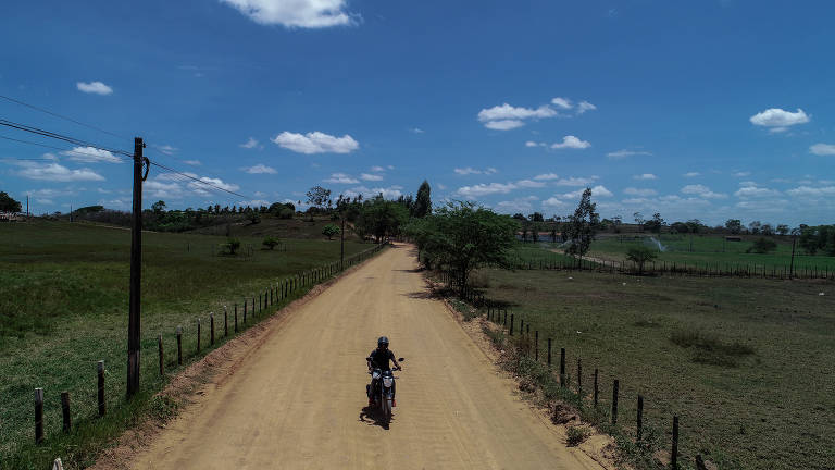 Motoqueiro em trecho não asfaltado de obras de pavimentação na comunidade do Cangandu, em Arapiraca, Alagoas. Arapiraca recebeu R$ 69 milhões em emendas do relator articuladas por Arthur Lira (PP-AL), mais que o dobro do destinado a Maceió, capital com população quatro vezes maior 
