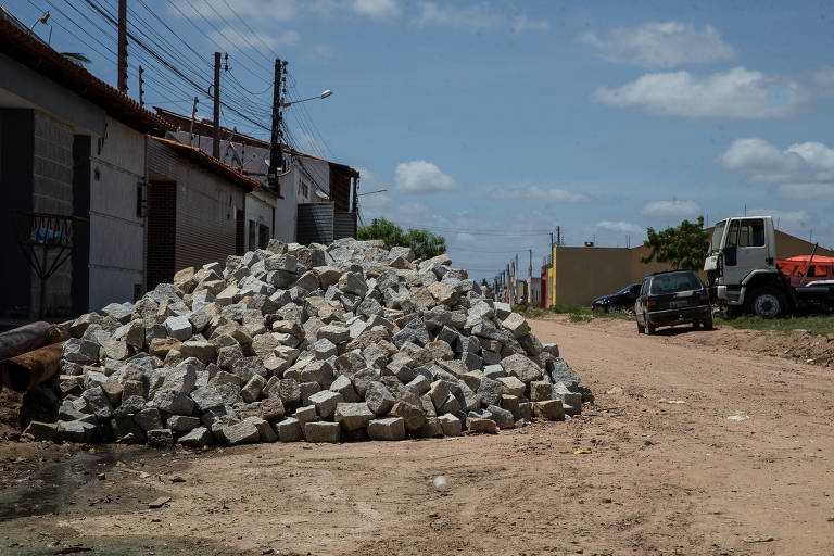 Entulho em trecho de obras de pavimentação na comunidade do Cangandu, em Arapiraca, Alagoas. Cidade recebeu R$ 69 milhões em emendas do relator articuladas por Arthur Lira (PP-AL), mais que o dobro do destinado a Maceió, capital com população quatro vezes maior  