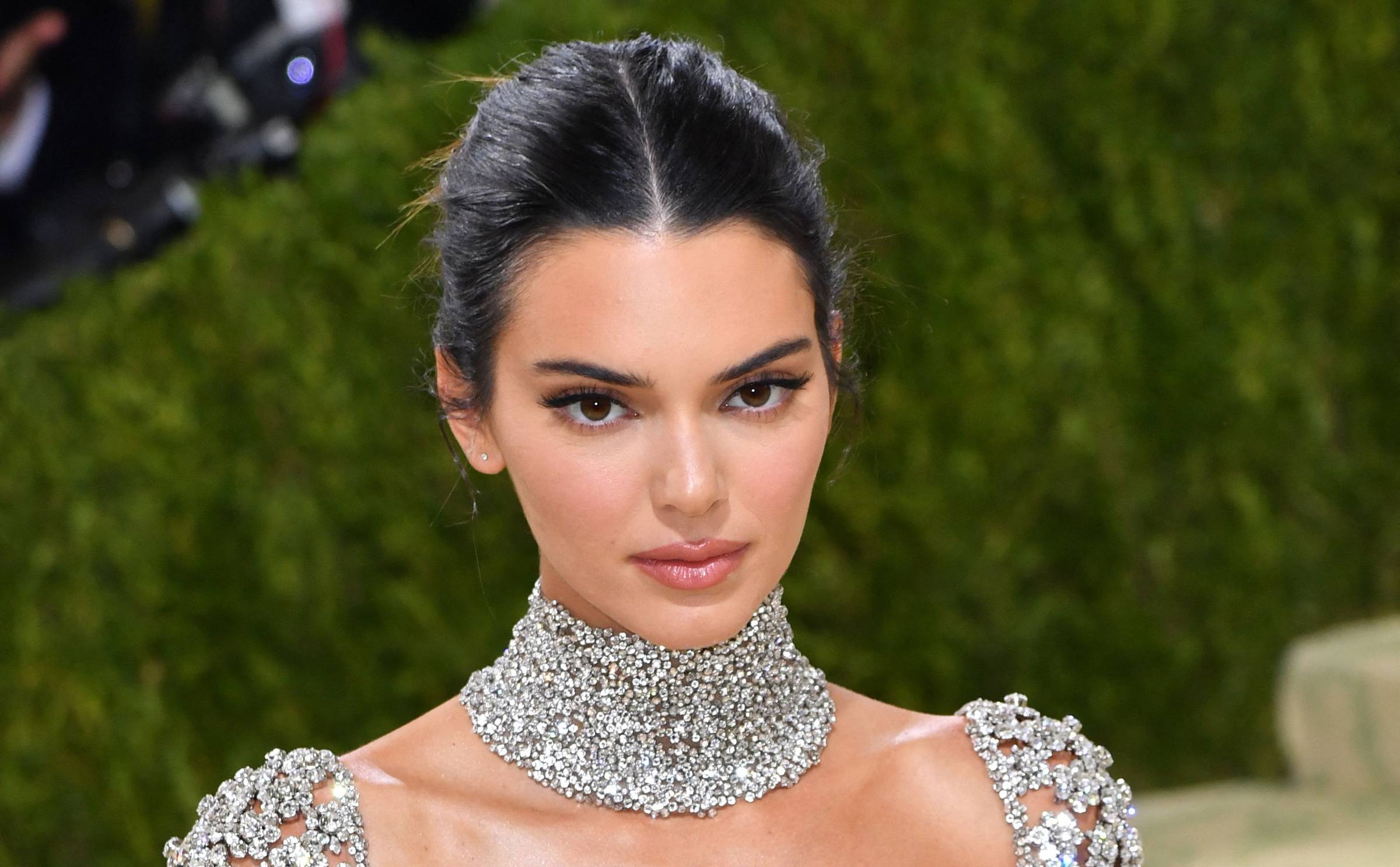 Kendall Jenner e Hailey Bieber são flagradas usando vagas de deficiente