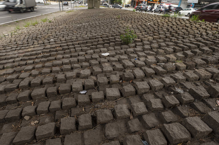 Paralelepípedos debaixo de viaduto na Parada Inglesa 