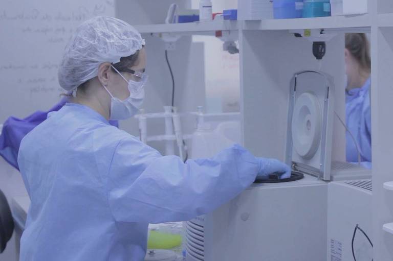 Funcionária em laboratório de investigação do CT Vacinas ligado a UFMG, em Belo Horizonte (MG)
