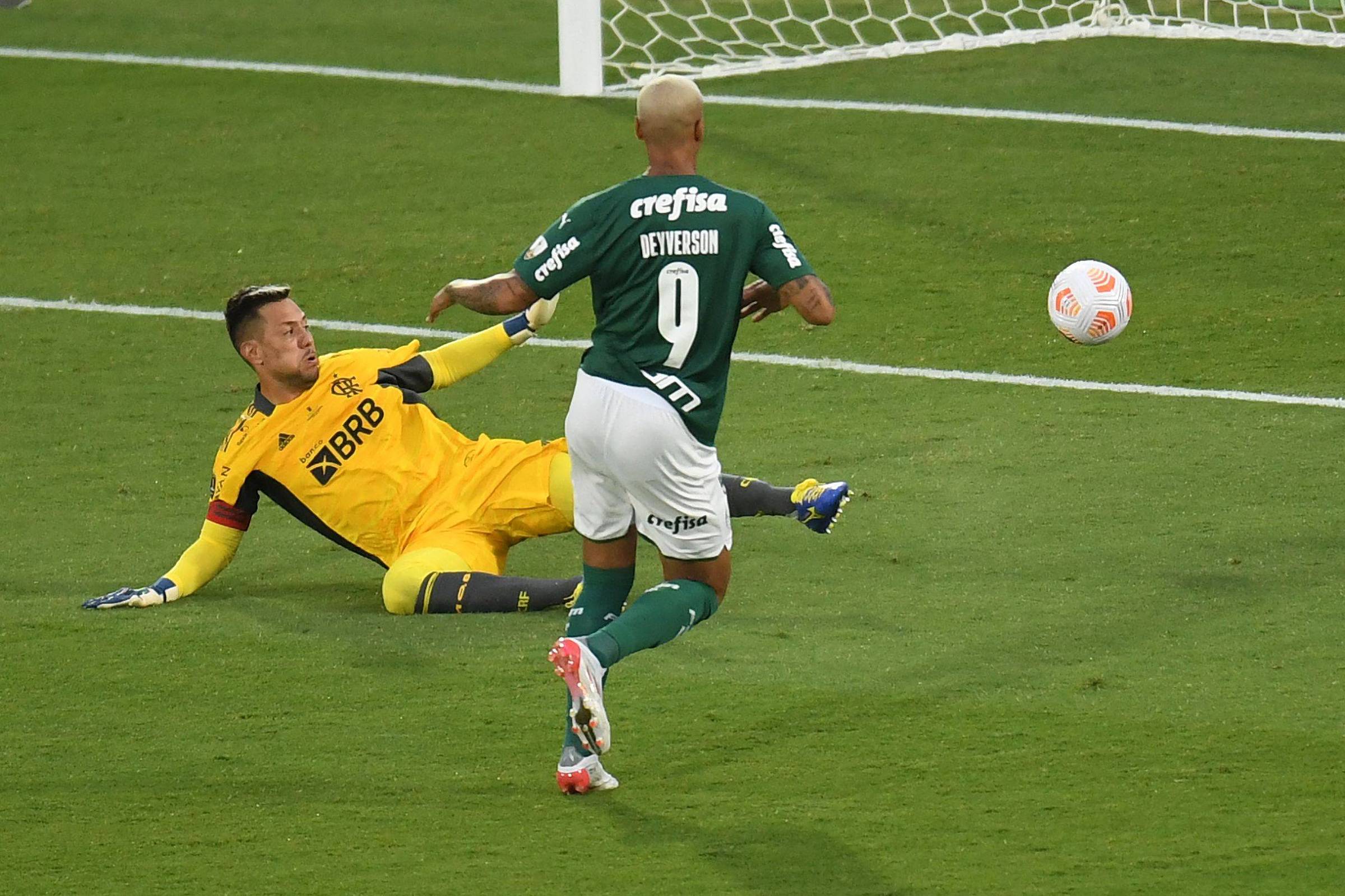 Saiba como e onde assistir a cada campeonato internacional de futebol