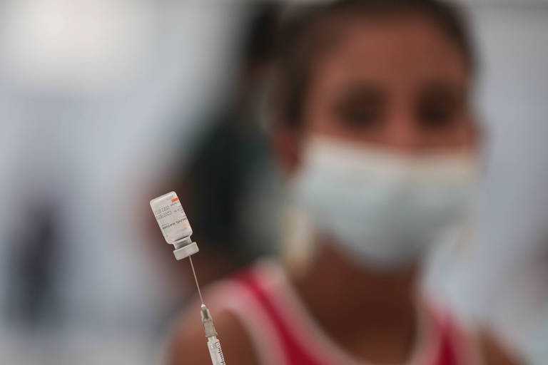 Enfermeiro prepara aplicação de dose da Coronavac em criança na cidade de Leticia, na Colômbia 