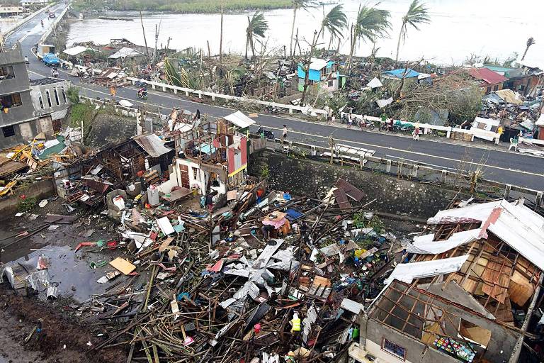 Número de mortos por tufão nas Filipinas ultrapassa 100, e governo calcula destruição