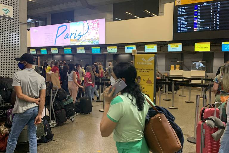 Passageiros no aeroporto de Cumbica, em Guarulhos, prejudicados pela suspensão das atividades da ITA