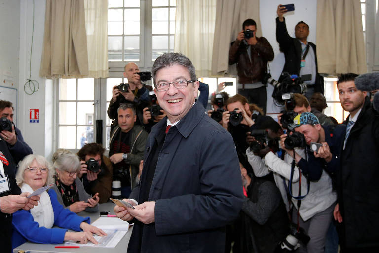 Jean-Luc Melenchon, então candidato a presidente da França, vota nas eleições de 2017