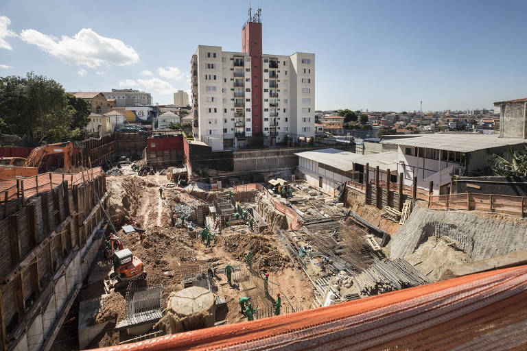Obras para erguer prédio residencial de 28 andares da construtora Grupo Kallas no bairro Freguesia do Ó, em São Paulo