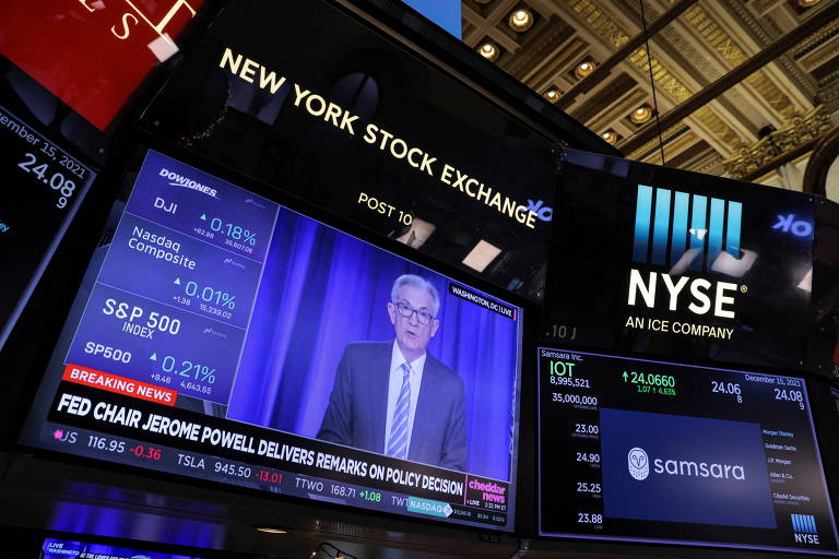 Televisor na Bolsa de Nova York transmite comunicado do presidente do Fed, Jerome Powell, após o encerramento da reunião do conselho monetário americano, em dezembro