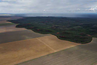 Fotos aéreas plantações de soja no alto da Chapada Gaúcha, MG