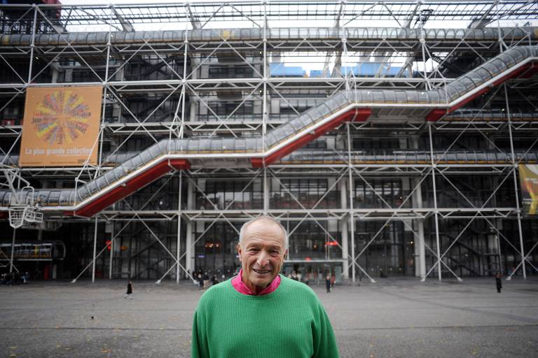 Richard Rogers, um dos dois arquitetos responsáveis pelo Centro Georges Pompidou, em Paris, em frente ao edifício, em Paris
