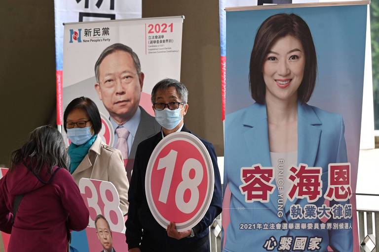 Propagandas de candidatos ao Conselho Legislativo de Hong Kong no distrito de Wanchai