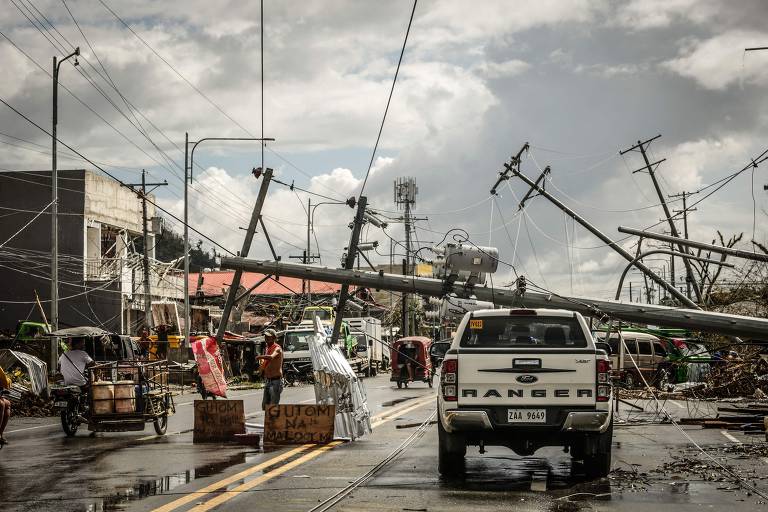 Número de mortos após passagem de tufão nas Filipinas sobe para 375