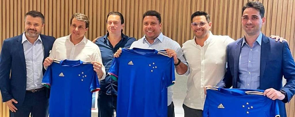 Ronaldo com membros da diretoria do Cruzeiro no anúncio da compra das ações do clube pelo Fenômeno