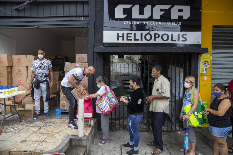 A Cufa (Central Única das Favelas) de Heliópolis, na zona sul da capital, ajuda na distribuição de alimentos ás famílias