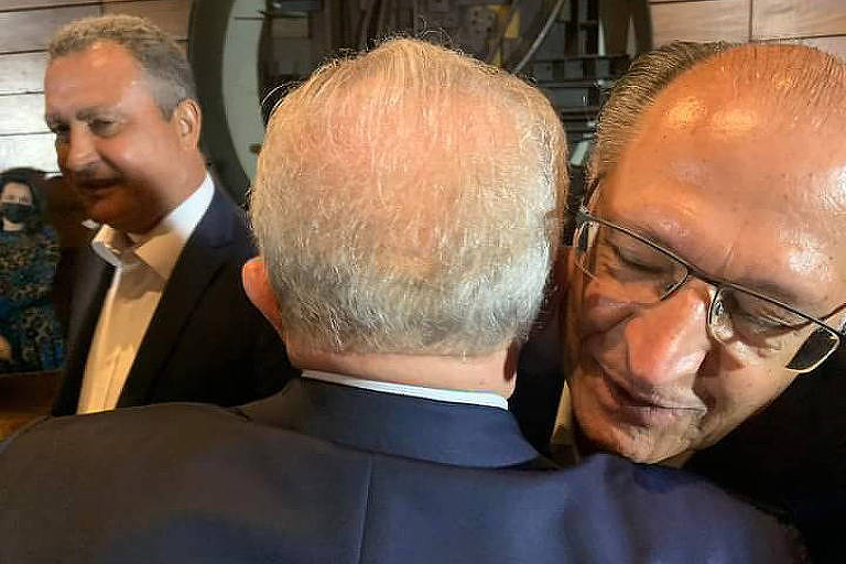 Lula de costas abraça o ex-governador de SP Geral Alckmin durante evento 