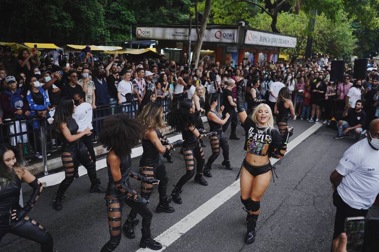 Luísa Sonza comemora apresentação surpresa na avenida Paulista: 'Deu certo'