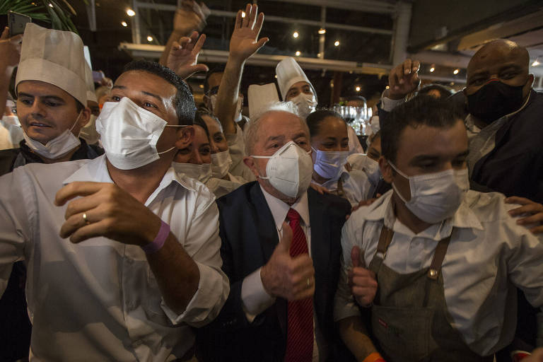 Lula posa para foto com funcionários que trabalharam no jantar em sua homenagem promovido pelo grupo de advogados Prerrogativas em São Paulo; petista e o ex-tucano Geraldo Alckmin se encontraram no evento, em meio a articulações para disputa à Presidência nas eleições de 2022