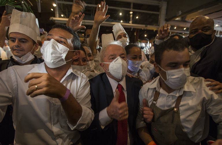 Lula posa para foto com funcionários do restaurante A Figueira Rubaiyat, nos Jardins, em SP