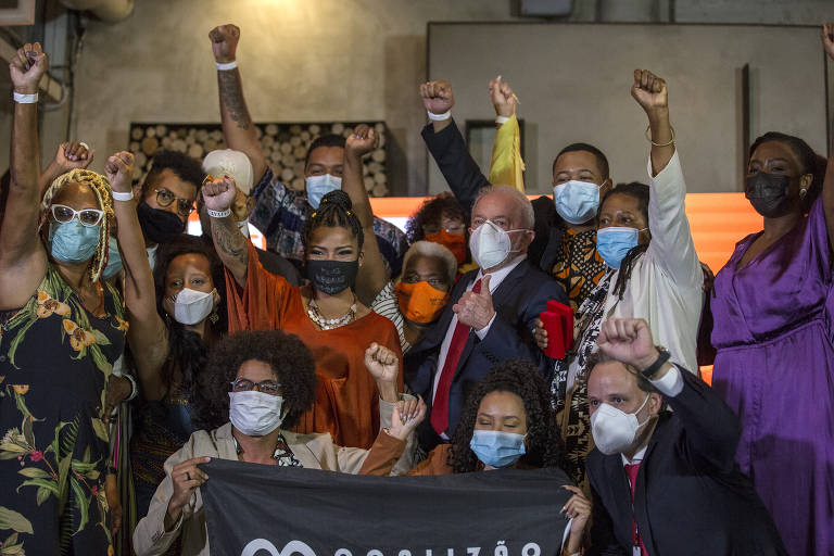 Lula posa para foto com apoiadores