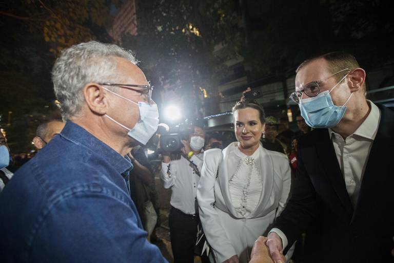 O senador Renan Calheiros (MDB-AL) e os advogados Cristiano Zanin e Valeska Teixeira