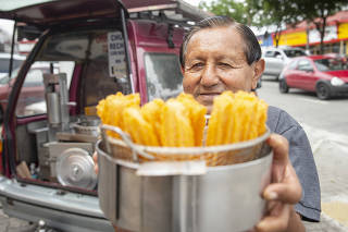 Retrato do Seu Geraldo Firmino Soares,73,(conhecido por O Baixinho da Cupece)  ao lado de seu furgao estacionado na av Cupece ,no  Bairro Cidade Ademar, onde vende churros ha cerca de 35 anos