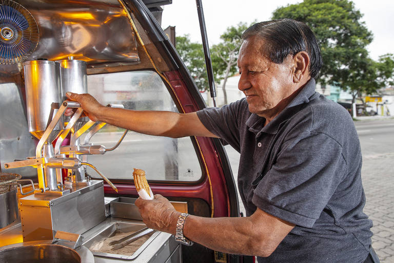 Conheça o 'Baixinho da Cupecê', vendedor de churros em Cidade Ademar