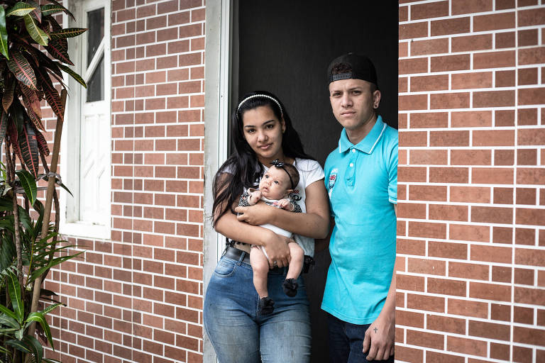 Os venezuelanos Melanie e Emmanuel com a filha, Lia Sophia; o casal demorou quase três meses para conseguir registrar a criança, nascida no Brasil, e sofreu discriminação no cartório
