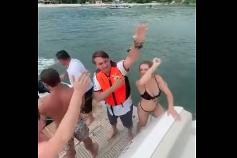 Bolsonaro dança funk em lancha durante férias no litoral paulista