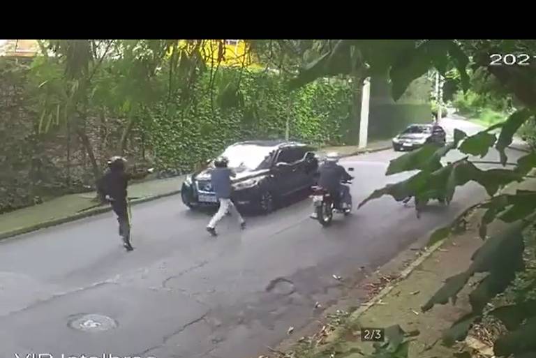 criminosos armados aparecem rendendo motorista no meio da rua