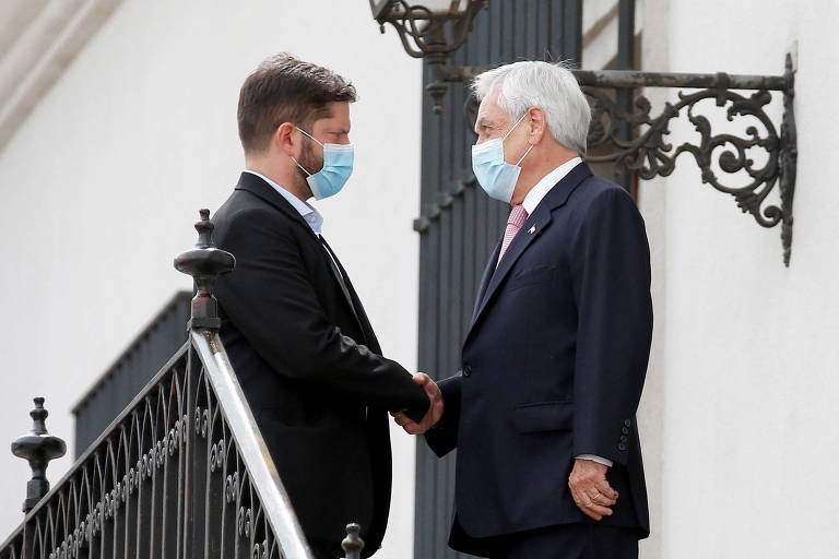 O presidente eleito do Chile, Gabriel Boric, à esq., cumprimenta o atual líder do país, Sebastián Piñera, durante encontro no Palácio de La Moneda, em Santiago