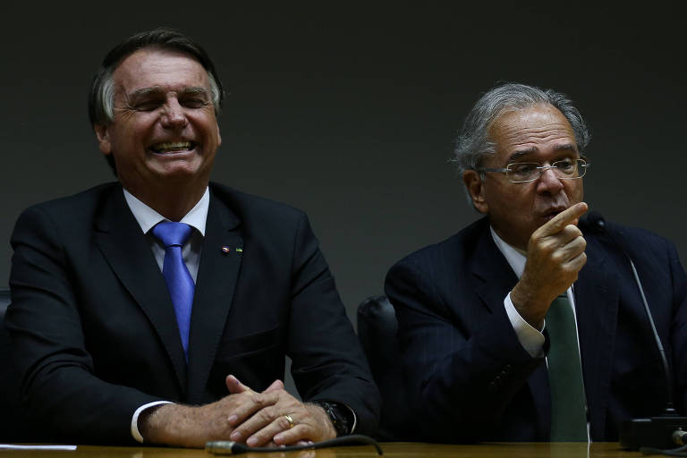 Bolsonaro e Guedes em entrevista no Ministério da Economia; ministro cedeu ao presidente e pediu R$ 2,5 bi para reajuste de policiais