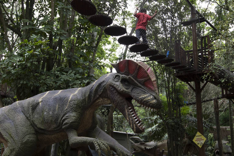 Criança brincando no parque Mundo dos Dinossauros