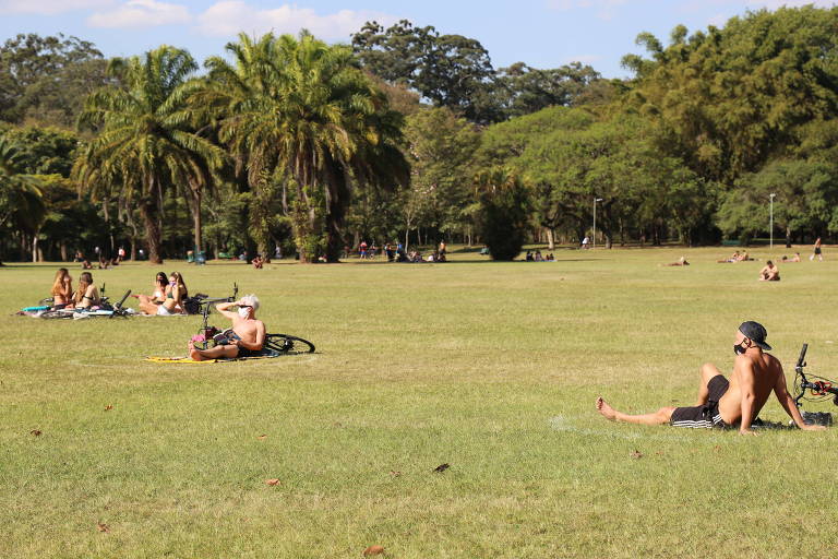 Pessoas descansando no parque Ibirapuera