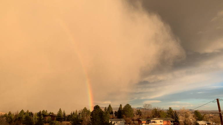 Arco-íris, neve e tempestade de vento impressionam no Colorado (EUA); veja fotos de hoje
