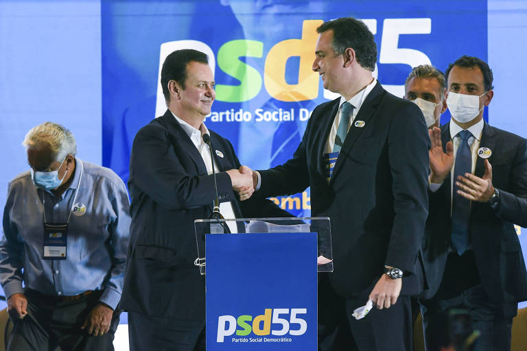 Kassab cumprimenta o senador Rodrigo Pacheco durante encontro do PSD em Brasília