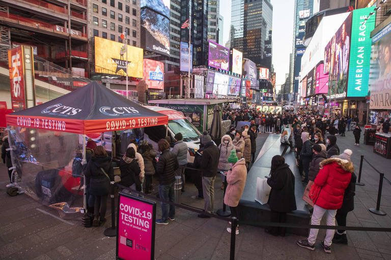 Pessoas aguardam em fila em local de testes de detecção de Covid na Times Square, em Nova York