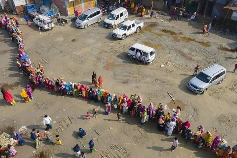 Imagem aérea mostra pessoas formando uma fila