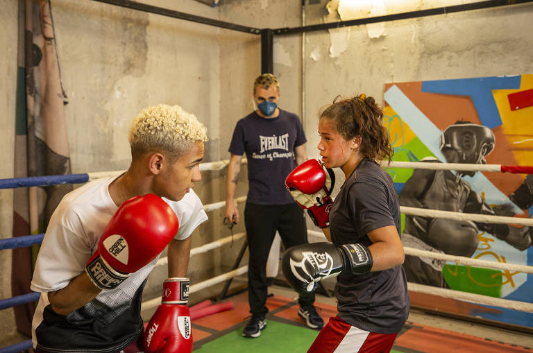 Adolescentes fazem aula de boxe na Casa do Povo, em São Paulo