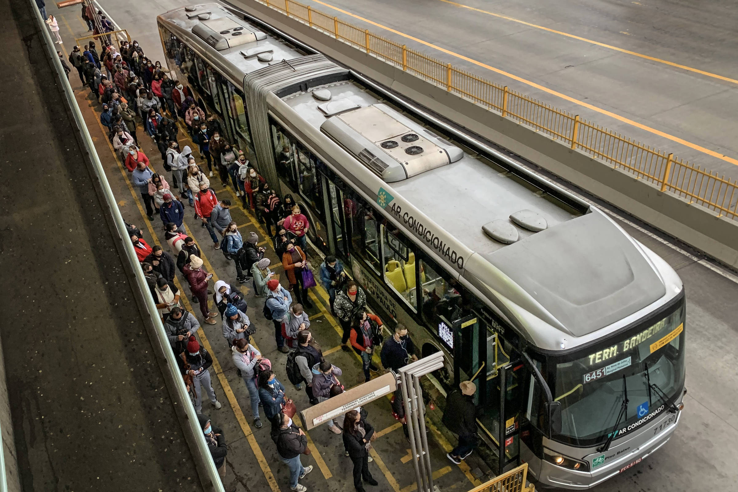 Usuários de ônibus terão mais veículos à disposição nos dias de