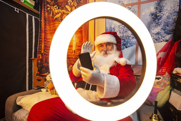 Com pandemia, Papai Noel abandonou os volantes, deixou de ser motorista da Uber, e aderiu a ringlight e smartphne, instrumentos que usa para fazer lives e vídeos personalizados durante o ano