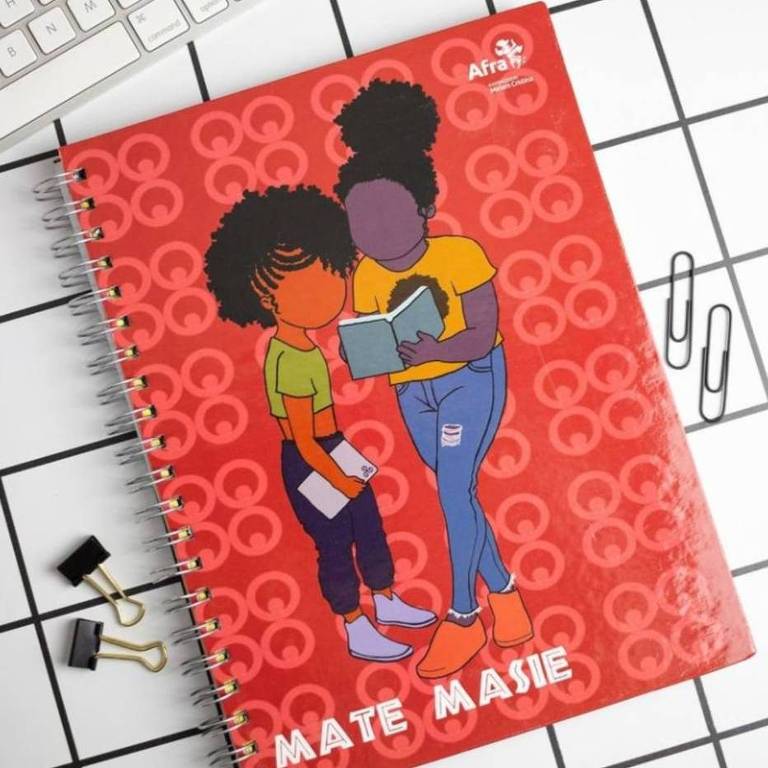Caderno vermelho com desenho de duas meninas negras na capa
