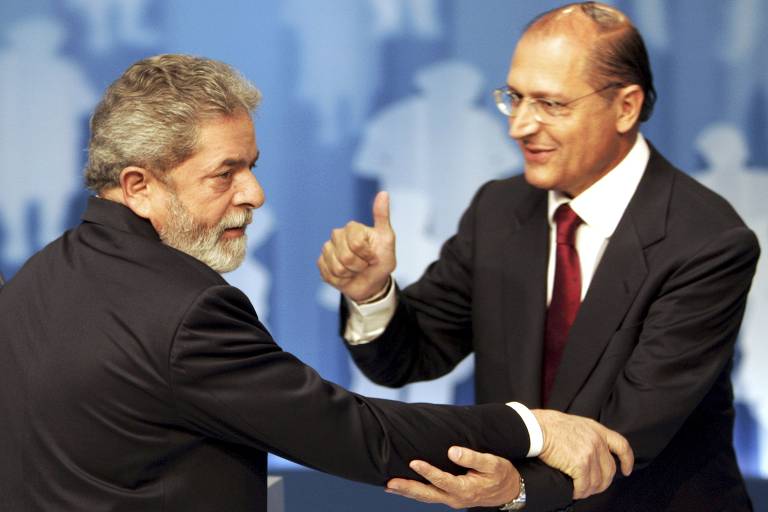 Em 2006, o presidente Luiz Inácio Lula da Silva, candidato à reeleição pelo PT, e o ex-governador de São Paulo Geraldo Alckmin, candidato do PSDB à Presidência da República, antes do terceiro debate do segundo turno das eleições, na TV Record