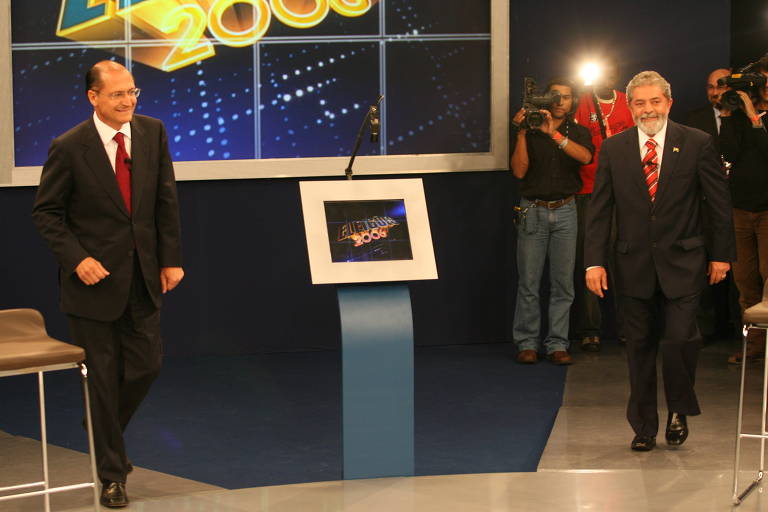 Em 2006, o presidente Luiz Inácio Lula da Silva, candidato à reeleição pelo PT, e o ex-governador de São Paulo Geraldo Alckmin, candidato do PSDB à Presidência da República, no último debate entre os candidatos, na rede Globo