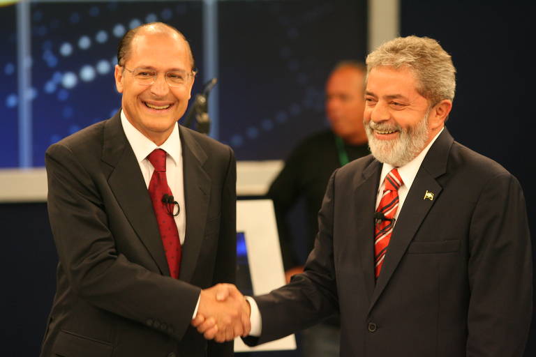 Em 2006, o presidente Luiz Inácio Lula da Silva, candidato à reeleição pelo PT, e o ex-governador de São Paulo Geraldo Alckmin, candidato do PSDB à Presidência da República, no último debate entre os candidatos, na rede Globo