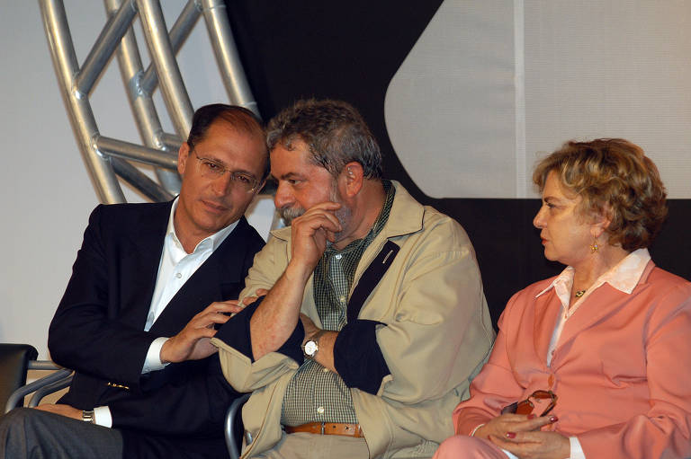 Em 2004, o presidente da República, Luiz Inácio Lula da Silva, acompanhado de sua esposa, dona Maria Leticia, e do governador de São Paulo, Geraldo Alckmin, visita a Petroquimica União S.A., em Santo André