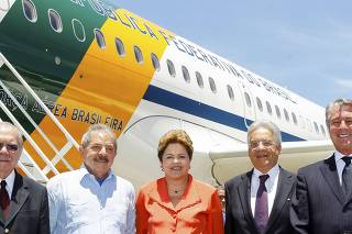 Brazil's President Rousseff poses in Rio de Janeiro with former Brazilian Presidents Sarney, Lula da Silva, Cardoso and Collor before flying to Johannesburg to attend the funeral of former South African President Mandela
