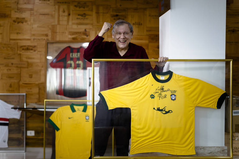 Apresentador posa com camisa da seleção brasileira autografada por Pelé