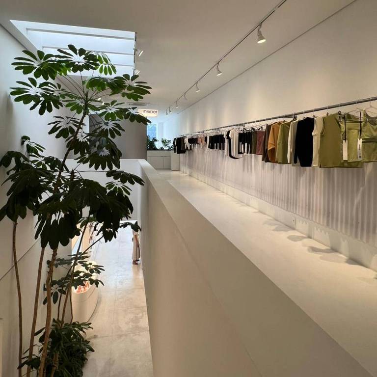 A guided shop da marca de roupas sustentáveis Insider dentro da Casa Cipó, nos Jardins, em SP