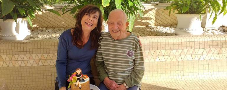 José Guedes, de 97 anos, amigo de Mirian Goldenberg, ao lado dela, que está com um bolo